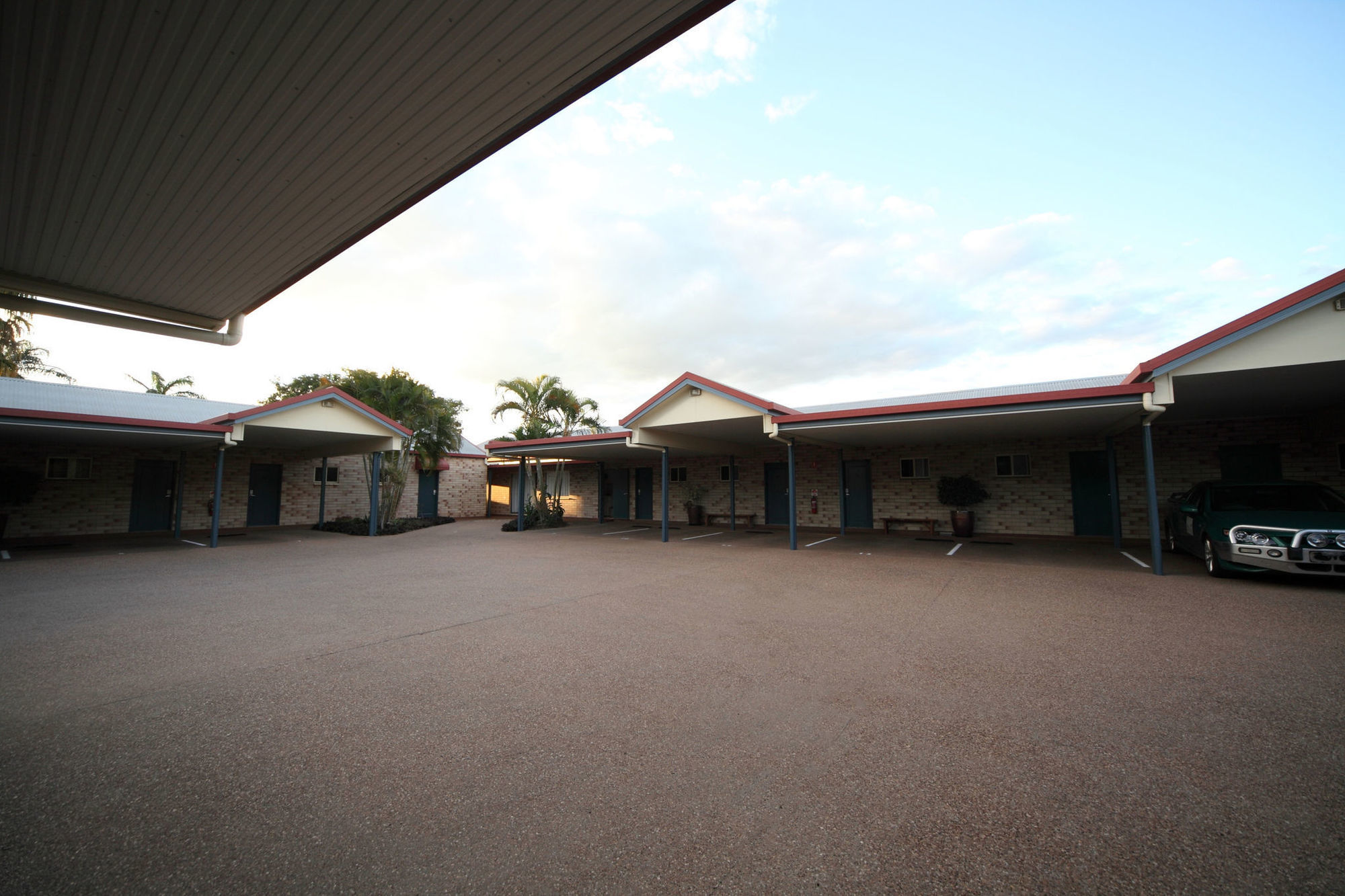 Midlander Motor Inn Emerald Exterior photo