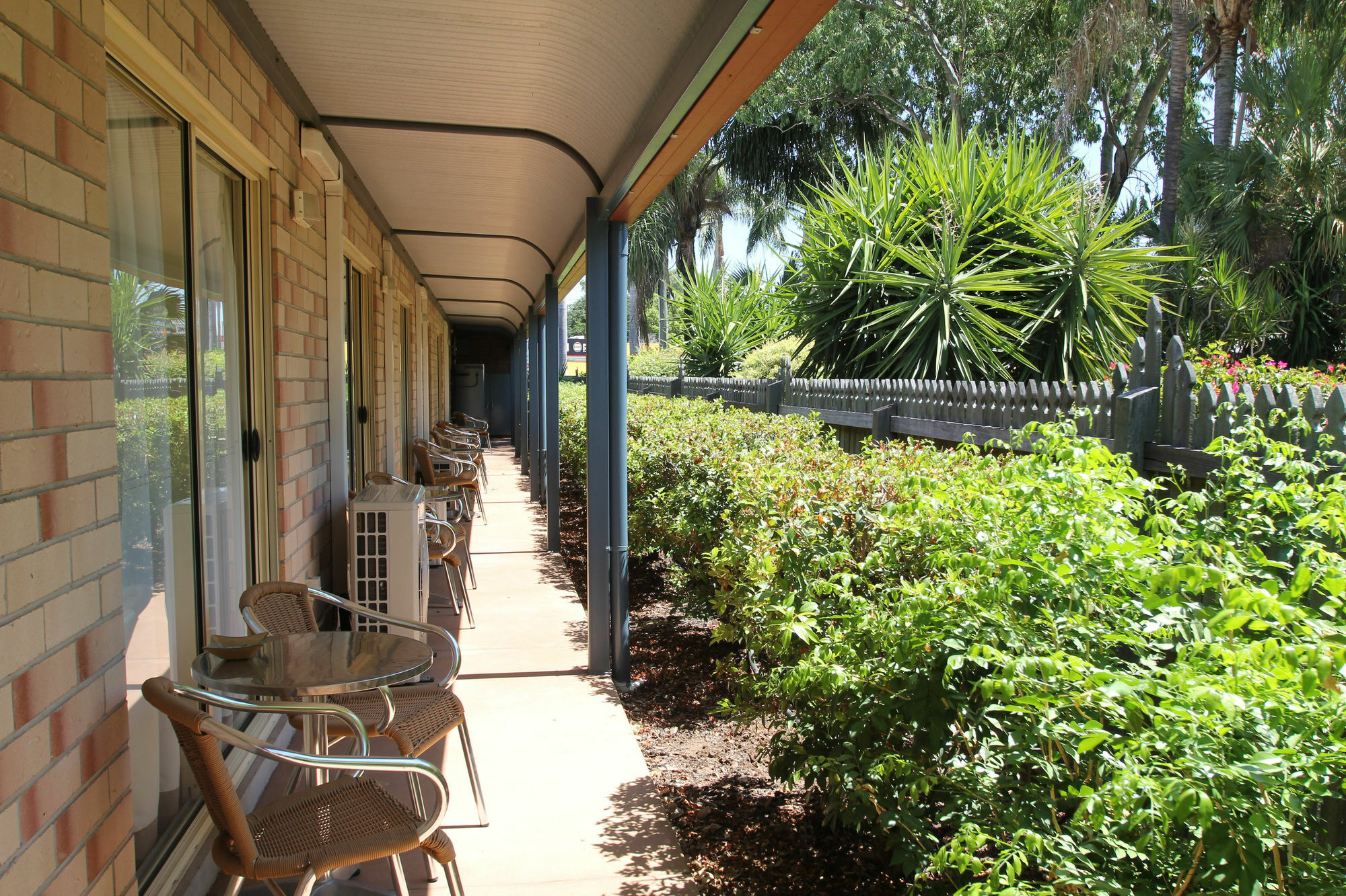 Midlander Motor Inn Emerald Exterior photo